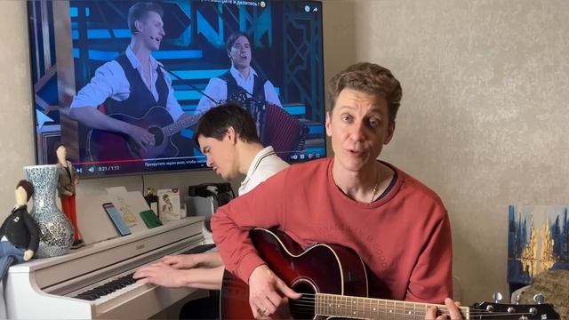 Слушать одно наслаждение. Хит каждого двора 60-х годов. Тополя, тополя все в пуху. Красивая песня.?