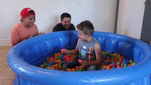 Giant Surprise Easter Egg Hunt POOL! FIND THE GUMMI CANDY EGG Challenge Kyle's Toys & Games Fun смотреть онлайн
