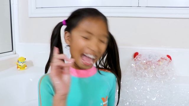 Bath Song | Wendy Pretend Play Nursery Rhymes Songs for Kids Toys and Colors смотреть онлайн