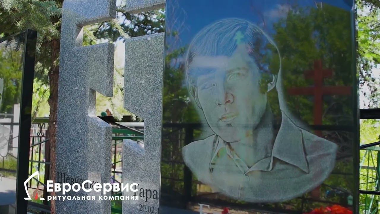 Два комбинированный памятника. Сочетание черного и зеленого гранита, а также черного и серого. смотреть онлайн