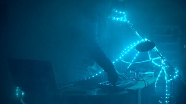 The Chant - (MIC routed to a Zoom MS-70CDR + Massive synths) смотреть онлайн