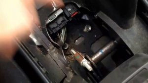 Регулировка стояночного тормоза на Mazda 3 BK 2003-2009 (Adjusting the parking brake)