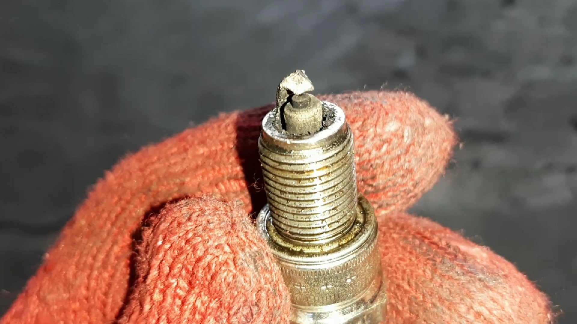 Как с такими свечами он вообще заводиться? Троит двигатель смотреть онлайн