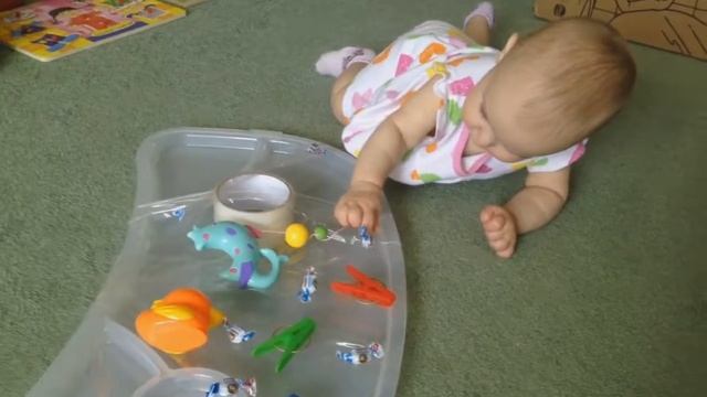 Игра со скотчем, девочке 8 месяцев смотреть онлайн