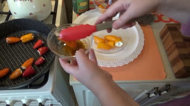 Мини перчики фаршированные мягким сыром Деликатесная закуска. смотреть онлайн