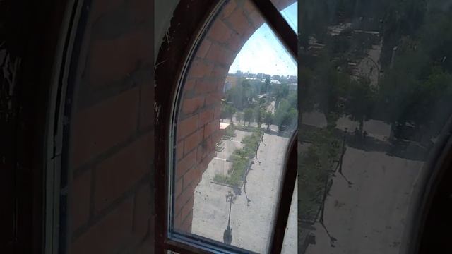 Очистка окон.Мочить нельзя,т.к. подоконник можно испортить и вид откосов.