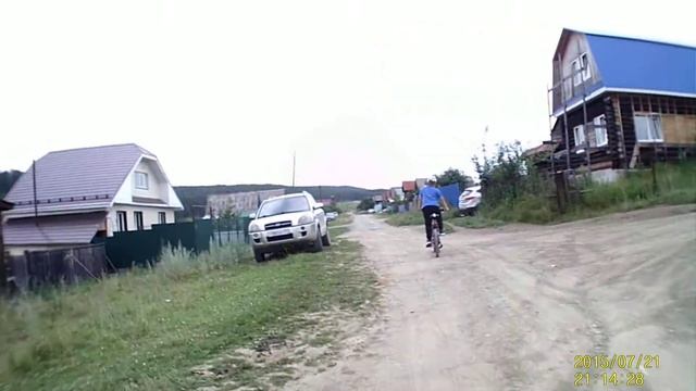 Катаемся на велосипедах с другом смотреть онлайн