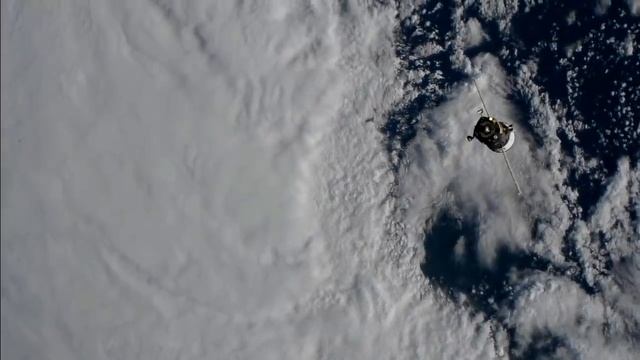 Video File: Russian Trio Returns To Earth From The International Space Station смотреть онлайн