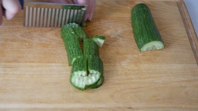 Свежие овощи заправила соком лимона и получился сочный Салат из капусты, огурца, горошка смотреть онлайн