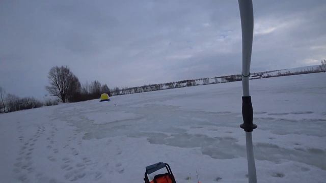 РЫБАЛКА НА ЖЕРЛИЦЫ ПРИ СИЛЬНОМ ВЕТРЕ! Зимняя рыбалка 2022 смотреть онлайн