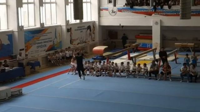 Тренер по гимнастике показывает класс.Gymnastics coach shows the class смотреть онлайн