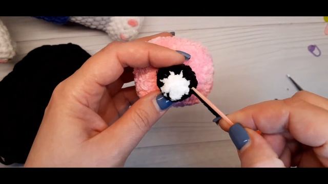 Вязаный котик крючком. Подробный МК. Часть 2 ( одежда + аксессуары) смотреть онлайн