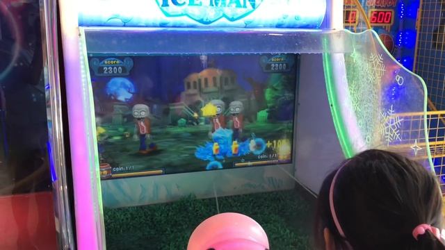 Plants vs Zombies - ICE MAN WATER Cannon Arcade Game Shooter Coin Indoor Playground - SABsWORLD смотреть онлайн