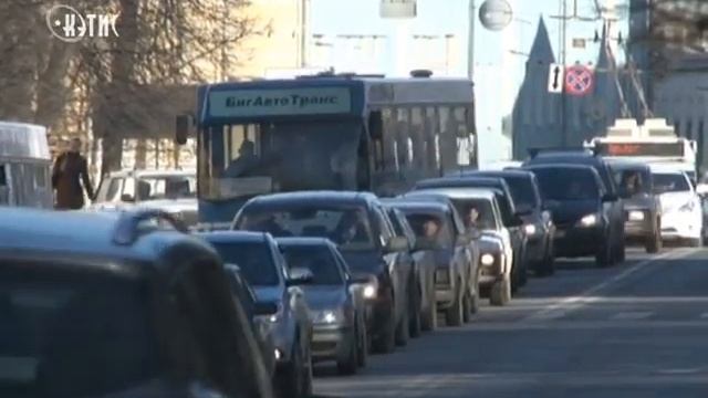 Из-за ремонта тротуаров в центре города пробки даже днем смотреть онлайн