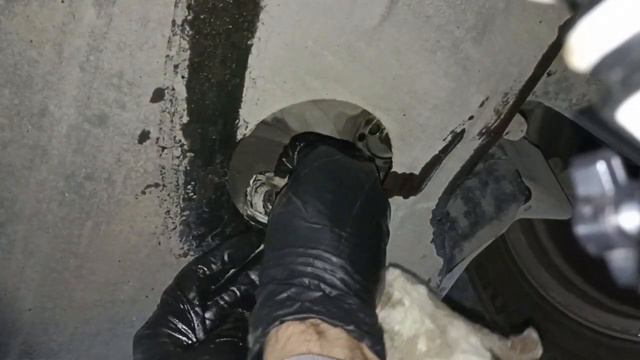 Заміна моторної оливи Mitsubishi Outlander 2,4 AT. Replacing engine oil Mitsubishi Outlander 2,4 AT смотреть онлайн