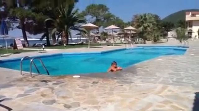 Мальчик упал случайно смотреть онлайн