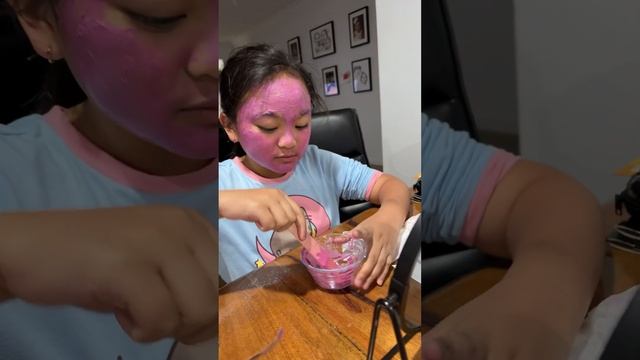 Trying out superfood blueberry mud mask :) смотреть онлайн