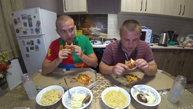 БОЛЬШАЯ ПИЦЦА, СОСИСКИ КОТЛЕТА, ПЮРЕ ЛАПША РОЛЛТОН КТО БОЛЬШЕ И БЫСТРЕЕ СЪЕСТ. СЪЕШЬ МНОГО ЕДЫ