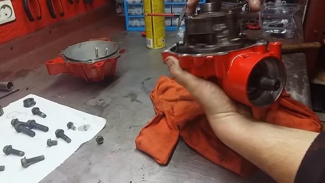 Jak poskładać dyferencjał przód, montaż łożysk i uszczelniaczy Honda trx 300 4x4 смотреть онлайн