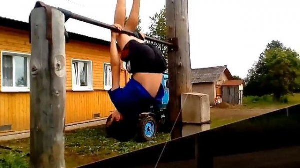 10 летний мальчик на турнике