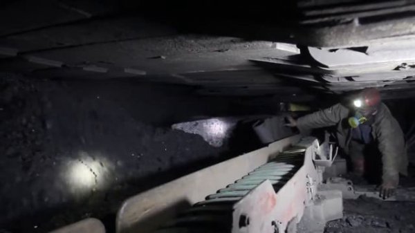 Технологии в действии  очистной комбайн УКД 400 в работе под землей