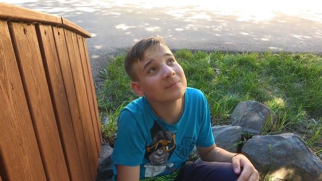 Старший брат прячется и разыгрывает младшую сестру смотреть онлайн