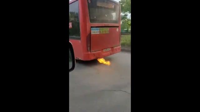 Автобус с "тюнингом" засняли водители в Хабаровске смотреть онлайн