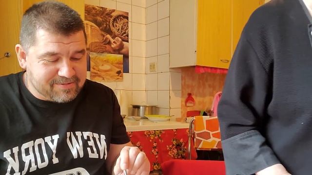 У мамы. Обедаем под звуки сирены! смотреть онлайн