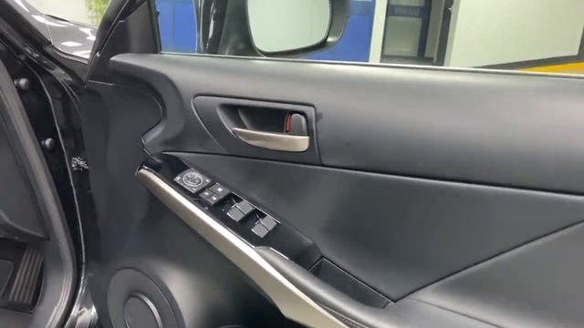 Lexus IS 300 2.5 IS E-CVT - Interior