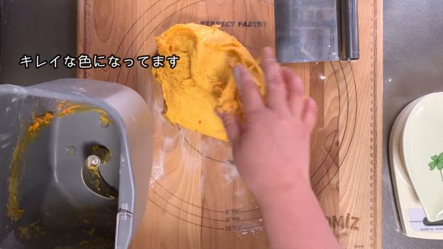 （レシピあり）ニンジンたっぷりのコッペパンの作り方！甘くてフワフワ、ホームベカリーで楽々に捏ねます！！見た目も可愛いキャロットパン смотреть онлайн