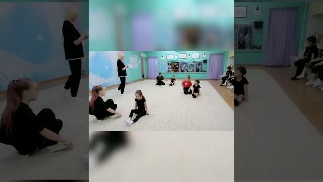 Эмилия сдает нормативы на танцах смотреть онлайн