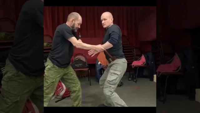 Освобождение от захватов сочетая извлечение клинка из ножен. kadochnikov-msk.ru смотреть онлайн