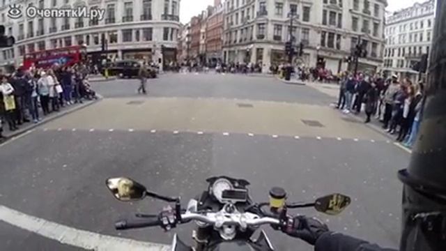 Мотоциклист подшутил над пешеходом смотреть онлайн