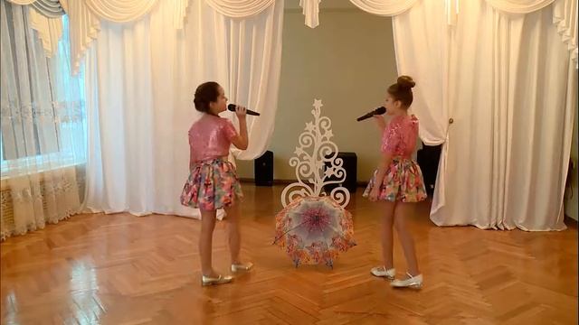 Дуэт Туманян Арина 10 лети Кленовая Анастасия 9 лет Двое под зонтиком. смотреть онлайн