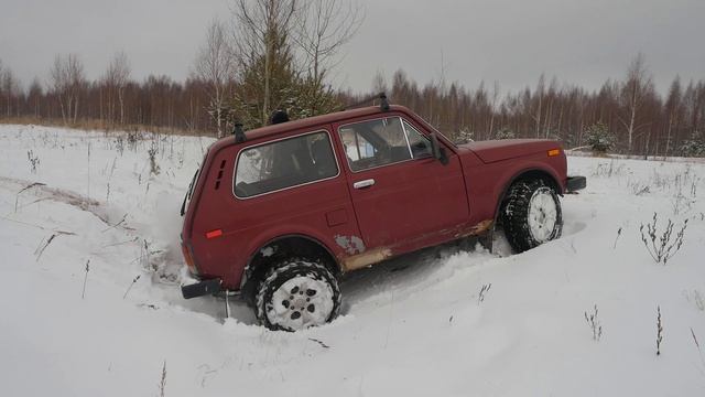 Поездка на Ниве по снежному полю на Kumho Road Contyre mt 215/75 r15 смотреть онлайн
