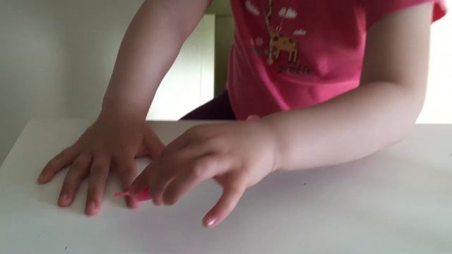 Маленькая девочка красит ногти детский маникюр смотреть онлайн