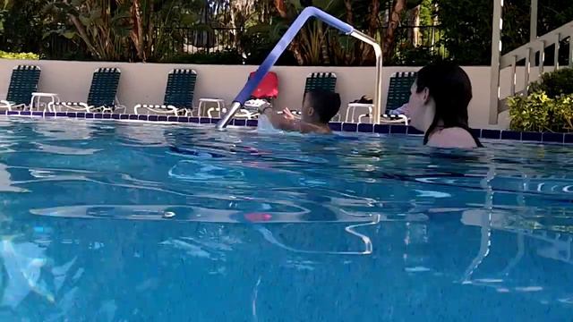 Underwater Video Of Ben Swimming in Pelican Cove's Pool. смотреть онлайн