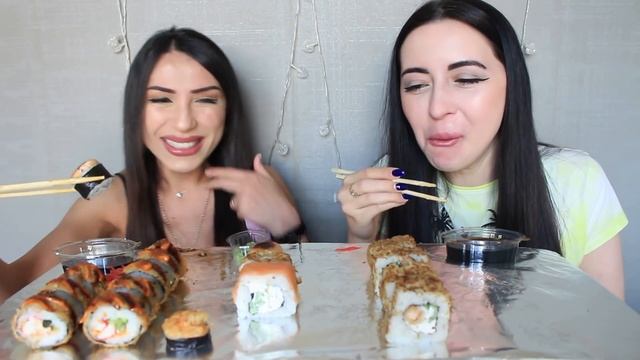 МУКБАНК ПОДРУЖЕК / 200К  НА КАНАЛЕ !!  СУШИ РОЛЛЫ / Ayka Emilly