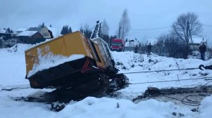 Грузовой эвакуатор.  Внедорожная эвакуация. Вытаскивание экскаватора