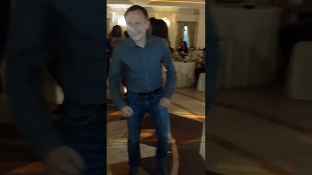 Вот это танец. Танцы. Папа жжет. Прикол. Не каждый сможет так. Наш папа самый лучший. Свадьба. смотреть онлайн