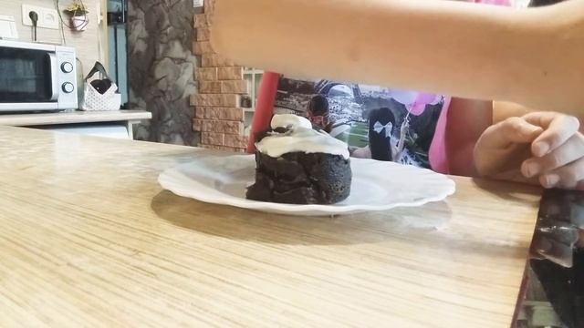 Шоколадно-банановый кекс. Готовим с подругой! 2 часть смотреть онлайн