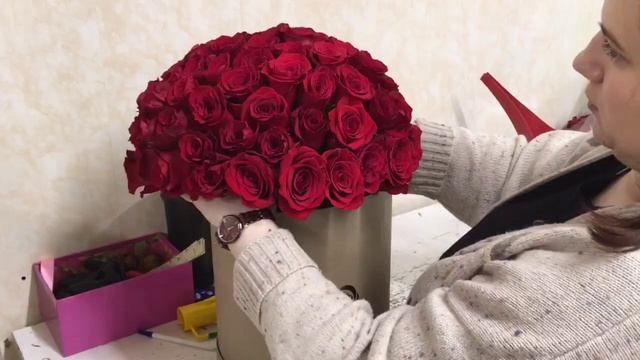 Как собрать розы в коробке | Цветы в шляпной коробке | DariRoza смотреть онлайн