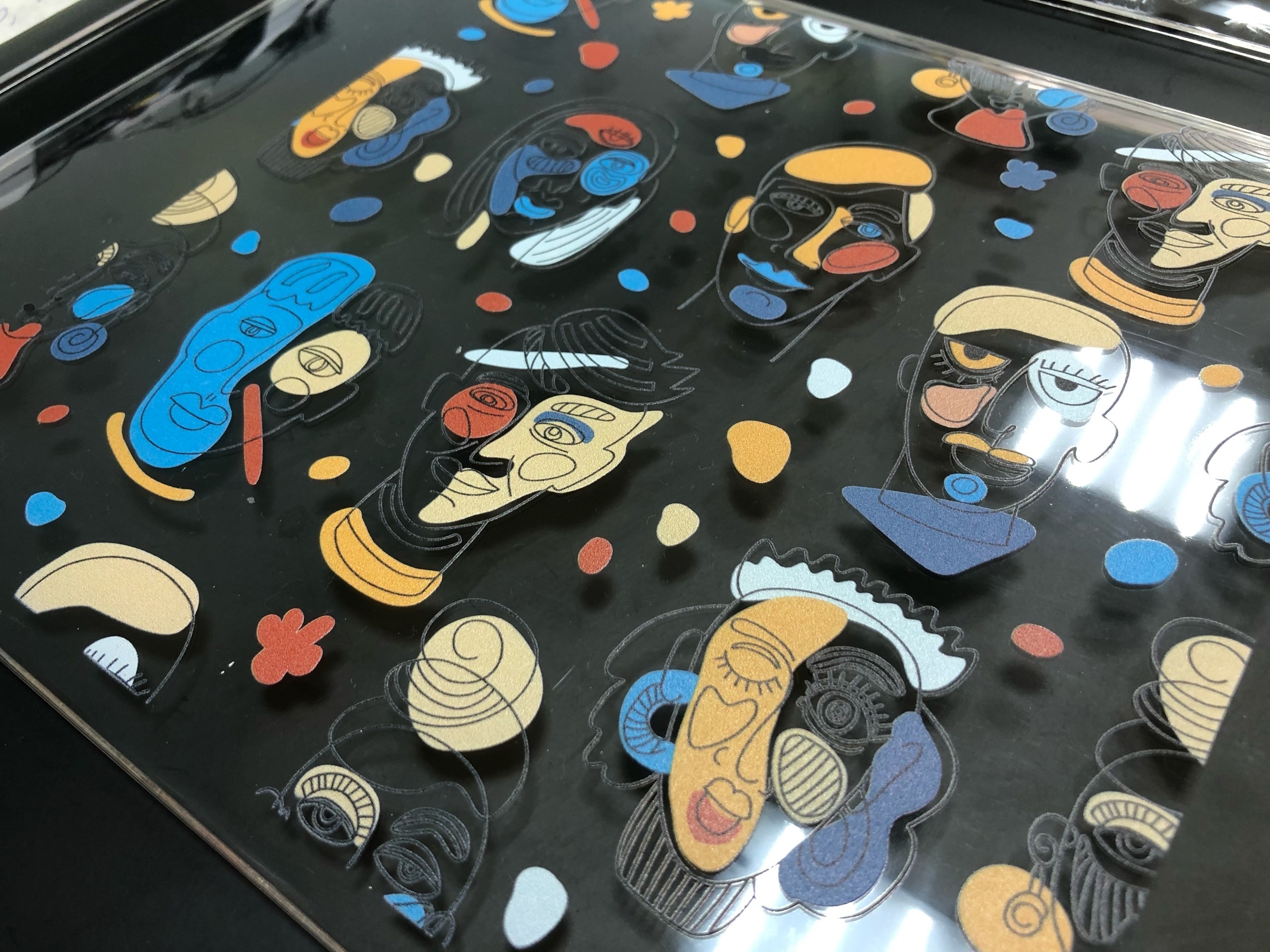 Печать на изогнутом чехле из пластика на УФ принтере смотреть онлайн