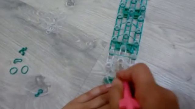 Мастер класс по плетению ЕСКиМошки из резинок!??? смотреть онлайн