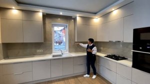 Кухня в загородном доме с окном. Дизайн проект кухни в стиле минимализм