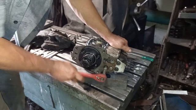 Устранение течи топлива в топливном насосе МТЗ ч.1 смотреть онлайн