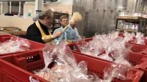 В Новокузнецке священник освятил куличи на хлебозаводе