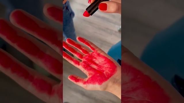 Губная помада на руку! Зачем? Кто знает для чего я так делала? Пишите ответ в комментариях! смотреть онлайн