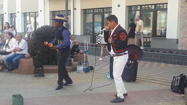 Парни из Эквадора поют 