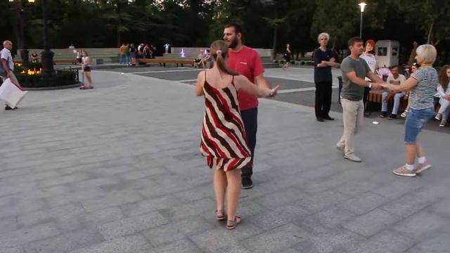 Опен эйр в Симферополе 27.6.2018 - бачата - Паша и Надя смотреть онлайн